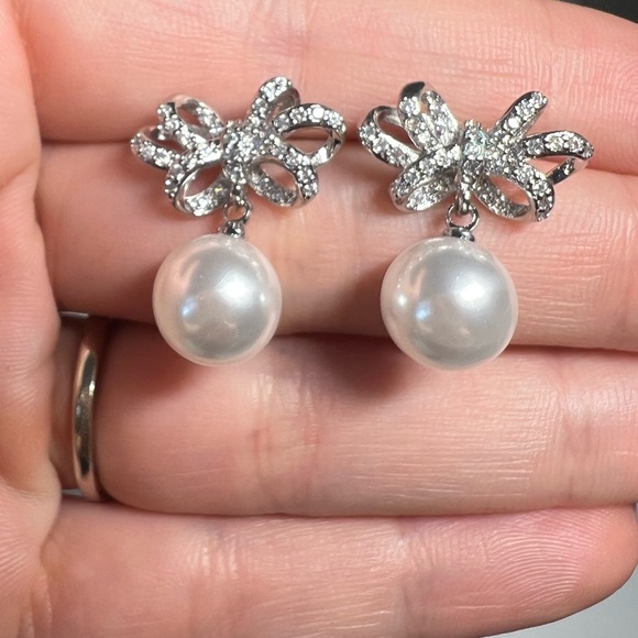 🌟 Sterling Silver Bow Elegant Simulated Pearl Drop Earrings - Picture 4 of 4